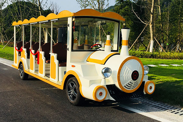 電動觀光車為游客提供服務(wù)